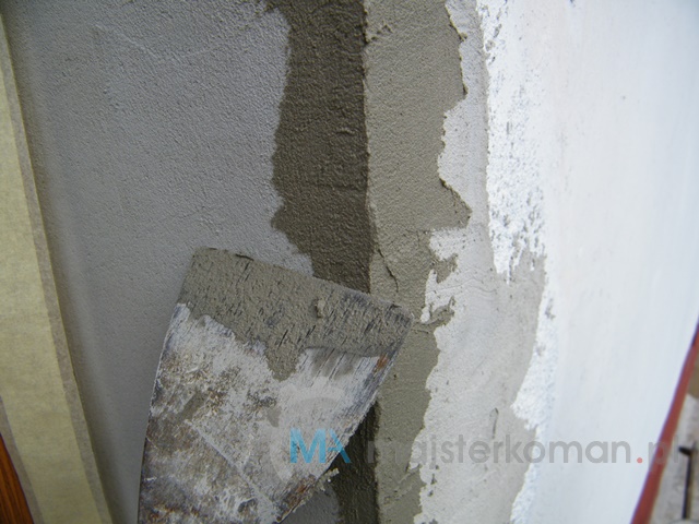 Obrabianie narożników szpalet okna po wymianie