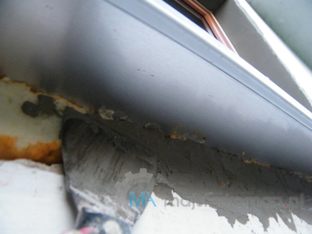 Obróbka pod parapetem okna