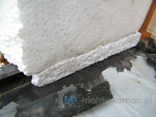 Zakończenie szpalety przy parapecie okna - dodatkowo docięty kawałek styropianu