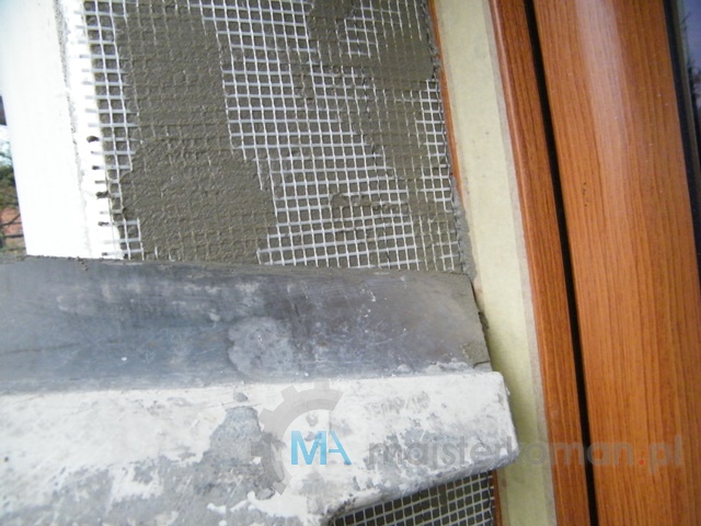 Wstępne mocowanie siatki do szpalety okna