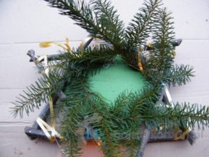 Jak zrobić stroik na Boże Narodzenie w formie gwiazdy - doklejone gałązki świerka