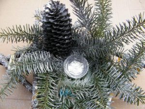 Jak wykonać świąteczny stroik - wklejona szyszka i malowanie całości srebrną farbą