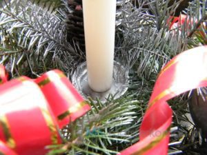 Jak wykonać bożonarodzeniowy stroik - mocowanie świecy