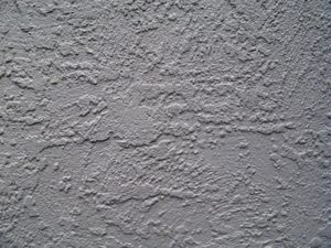 Nanoszenie farb i tynków w niskich temperaturach - fragment faktury tynku