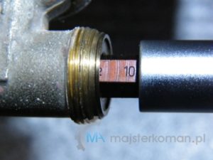 Odkręcanie dolnego zaworu grzejnikowego za pomocą bita