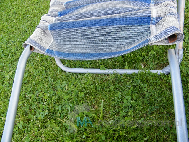 Odsłonięta uszkodzona część leżaka plażowego