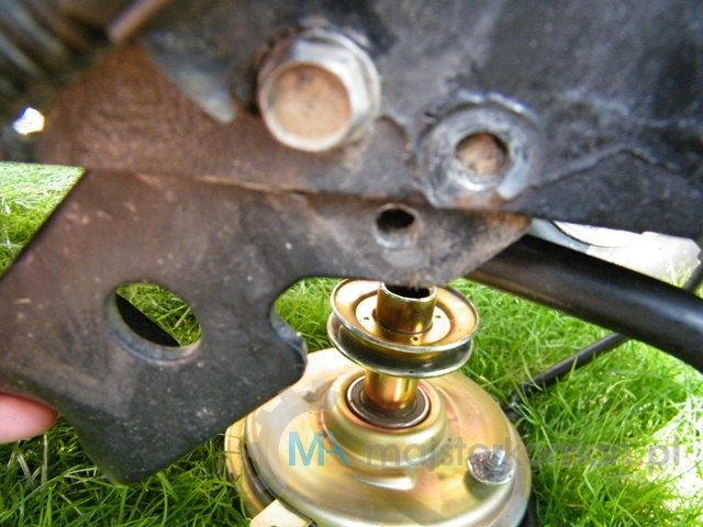 Wykręcone sprzęgło manualne traktorka kosiarki