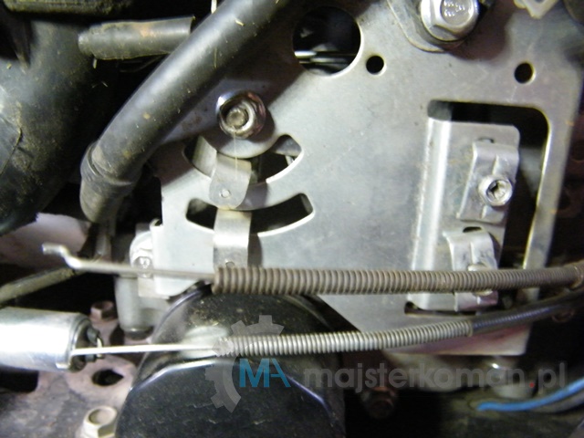 Odpięte linki gazu i ssania silnika traktora ogrodowego