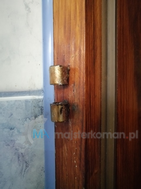 Zawiasy drzwi czyszczone i smarowane