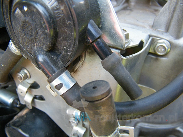 Zdemontowany wężyk benzynowy i zaślepki