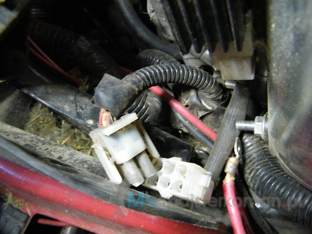 Wypięte przewody elektryczne silnika 