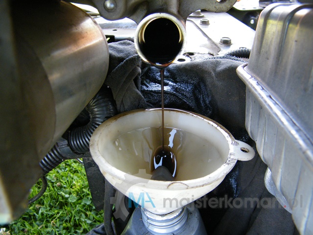 Zlewanie oleju silnika traktorka