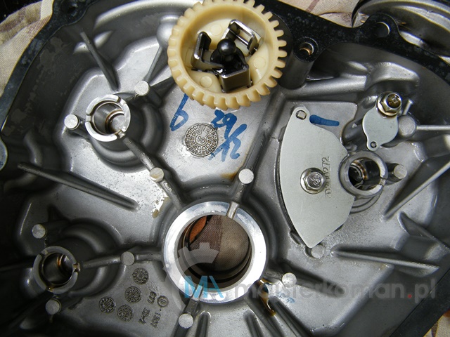 Wnętrze wyczyszczonej misy olejowej z uszczelką