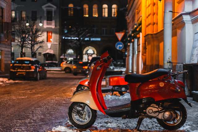 Jak przygotować motocykl, skuter i siebie na zimę - skuter zimą na ulicy