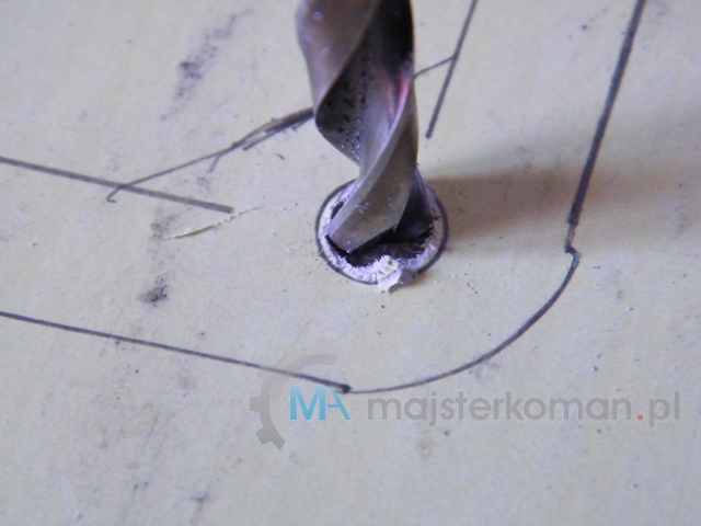 Wiercone otwory na śruby - jak samej zrobić uszczelkę pod zawory silnika kosiarki samojezdnej