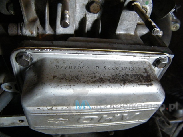 Zamontowana pokrywa z wykonaną uszczelką pod zawory silnika traktorka kosiarki – poradnik