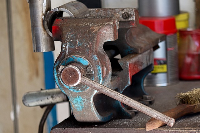 Jaki sprzęt do warsztatu ślusarskiego - imadło