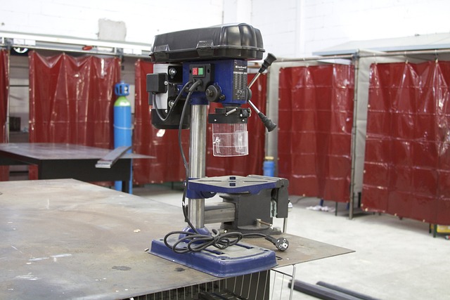 Niezbędne wyposażenie warsztatu do metaloplastyki - wiertarka stołowa